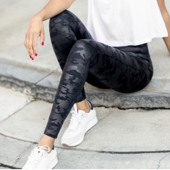 SPANX Pants - Spanx Matte Black Faux Leather Camo Leggings Size Large